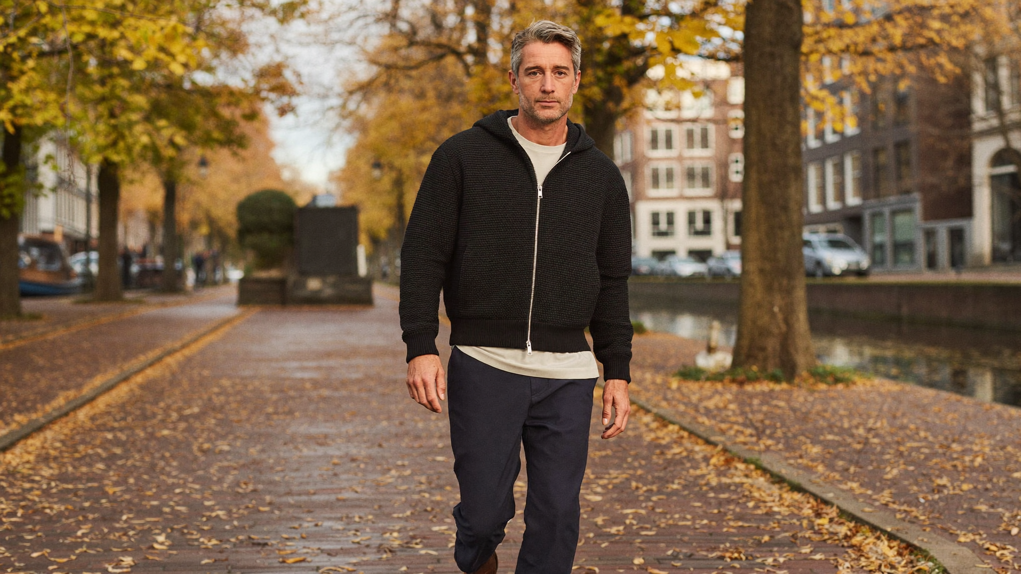 Man in de Veldt Wafeljack langs een gracht in de herfst